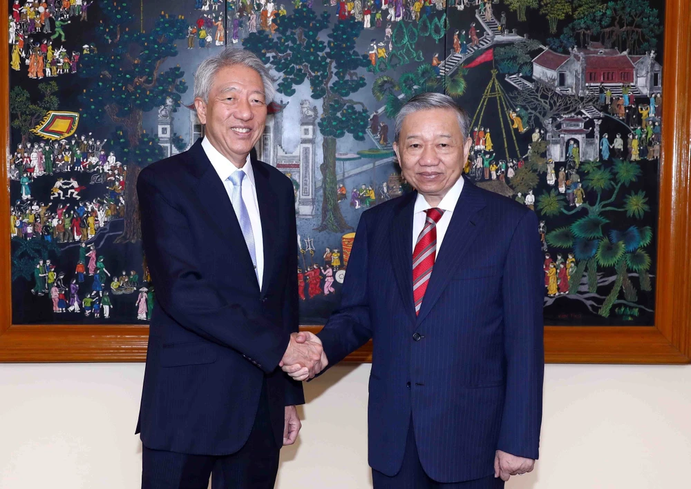 Bộ trưởng Bộ Công an Tô Lâm với Bộ trưởng cao cấp kiêm Bộ trưởng Điều phối An ninh quốc gia Singapore Tiêu Chí Hiền. (Ảnh: Phạm Kiên/TTXVN) 
