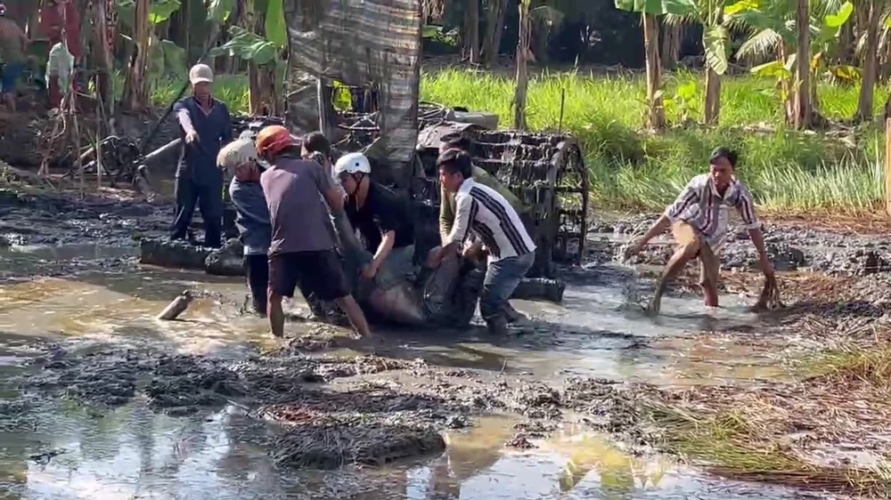 Người dân địa phương đến ứng cứu, tuy nhiên nạn nhân đã tử vong trước đó. (Ảnh: TTXVN phát)