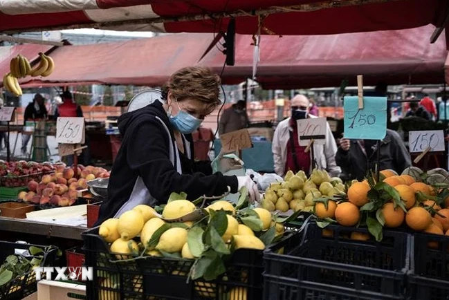 Trái cây được bày bán tại một khu chợ ở Turin, Italy. (Ảnh: AFP/ TTXVN) 