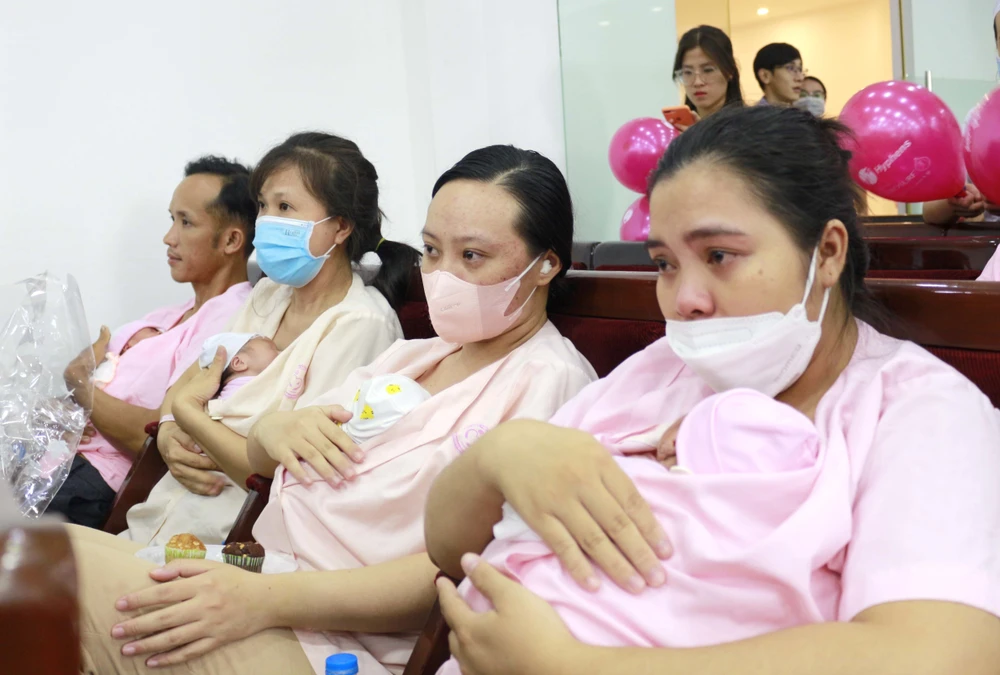 Các bà mẹ xúc động chia sẻ về hành trình cùng các bác sỹ giành giật sự sống cho đứa con sinh non của mình. (Ảnh minh họa: Ánh Tuyết/TTXVN) 