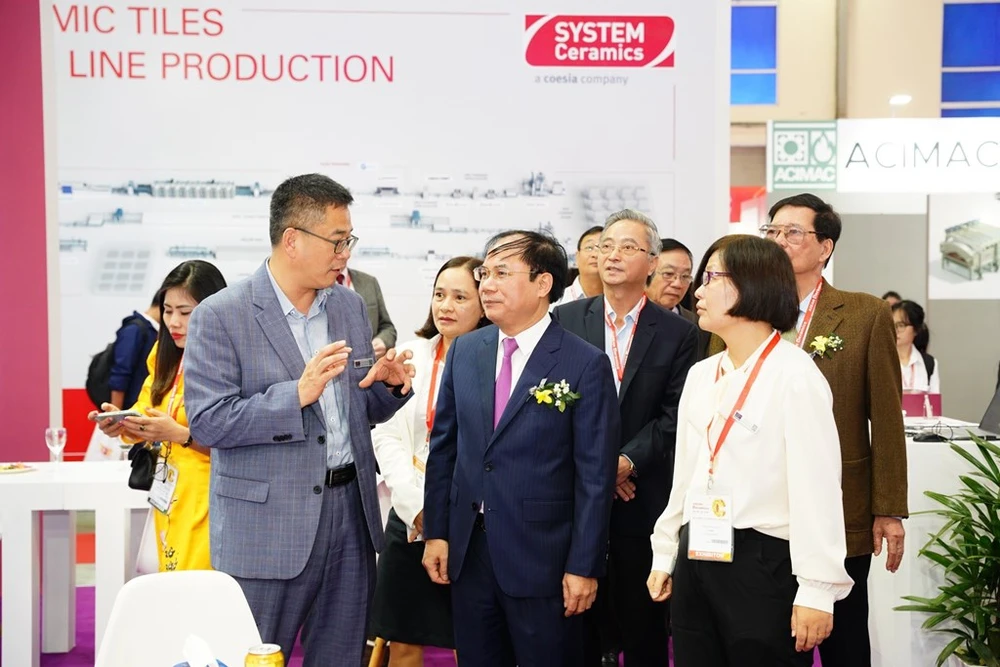 Thứ trưởng Bộ Xây dựng Nguyễn Văn Sinh cho biết, Trung bình hàng năm, công nghiệp sản xuất gốm sứ đã đóng góp hơn 3 tỷ USD/năm cho GDP của Việt Nam. (Ảnh: Thu Hằng/BNEWS/TTXVN)