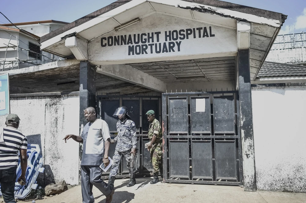 Cảnh sát tới bệnh viện Connaught tại Freetown, Sierra Leone ngày 27/11/2023. (Ảnh: AFP/TTXVN)