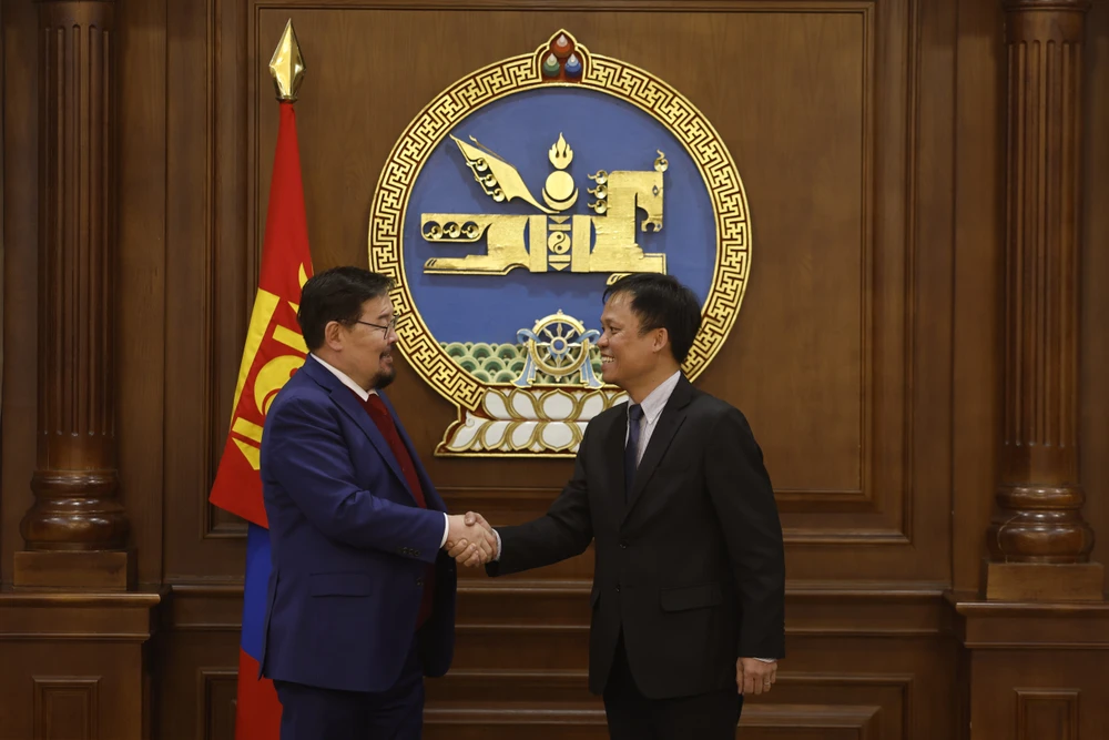 Chủ tịch Quốc hội Mông Cổ bắt tay Đại sứ Doãn Khánh Tâm.(Nguồn: Vietnam+)
