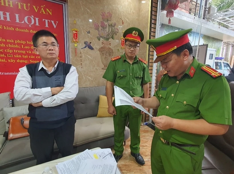  Cơ quan Công an đọc lệnh khởi tố, bắt tạm giam đối với Trần Minh Lợi. (Nguồn: Bảo vệ Pháp luật)
