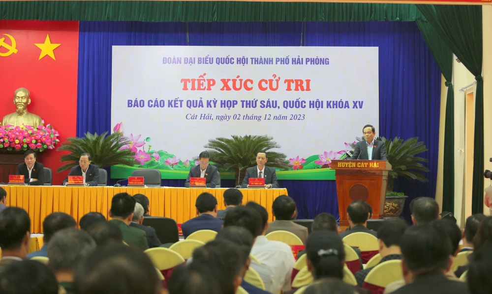 Phó Thủ tướng Trần Lưu Quang tiếp xúc cử tri huyện Cát Hải, thành phố Hải Phòng. (Ảnh: Minh Thu/TTXVN)