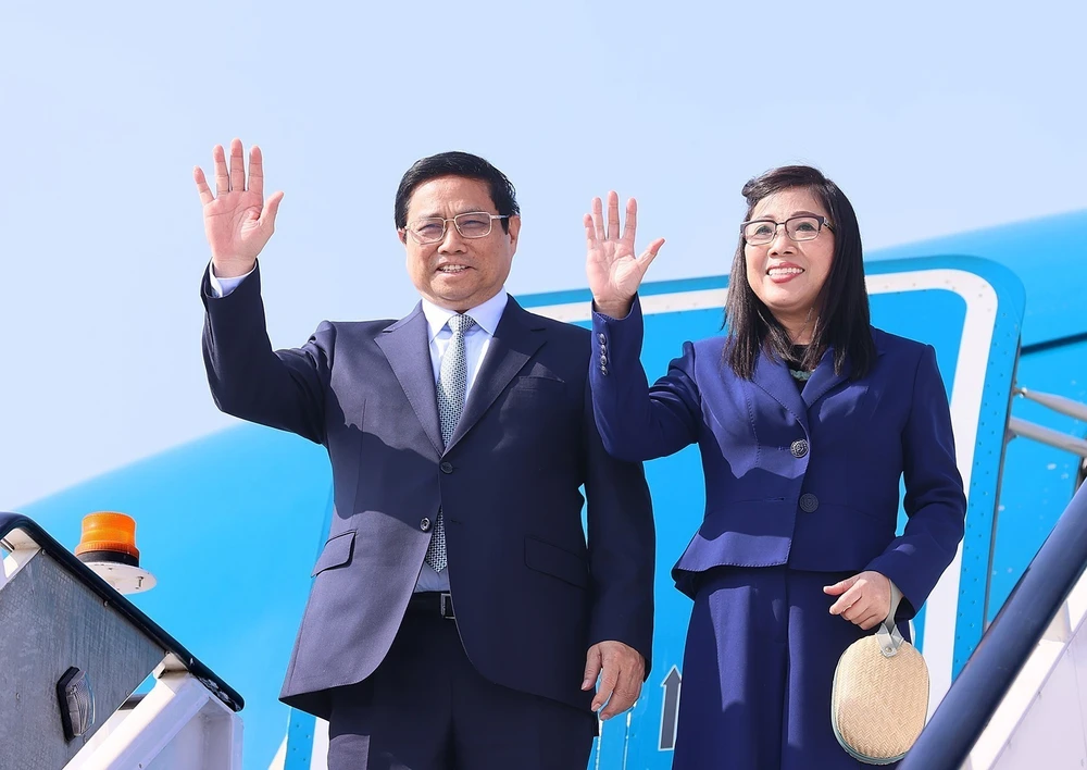 Thủ tướng Phạm Minh Chính và Phu nhân kết thúc chuyến tham dự Hội nghị COP 28 tại UAE. (Ảnh: Dương Giang/TTXVN)