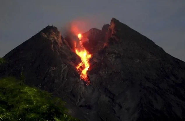Núi lửa Merapi ở Indonesia phun nham thạch. (Nguồn: THX/TTXVN) 