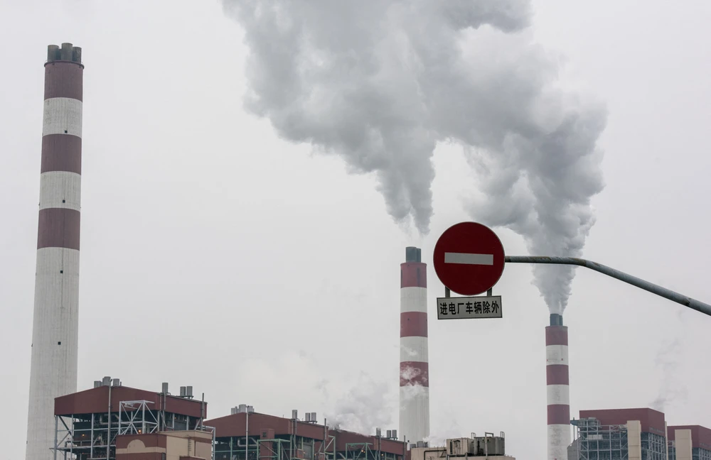 Khí thải bốc lên từ một nhà máy điện ở Thượng Hải, Trung Quốc. (Ảnh: AFP/TTXVN) 