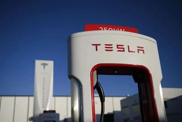 Biểu tượng Tesla tại một trạm sạc điện của hãng ở Hawthorne, California. (Ảnh: AFP/TTXVN)