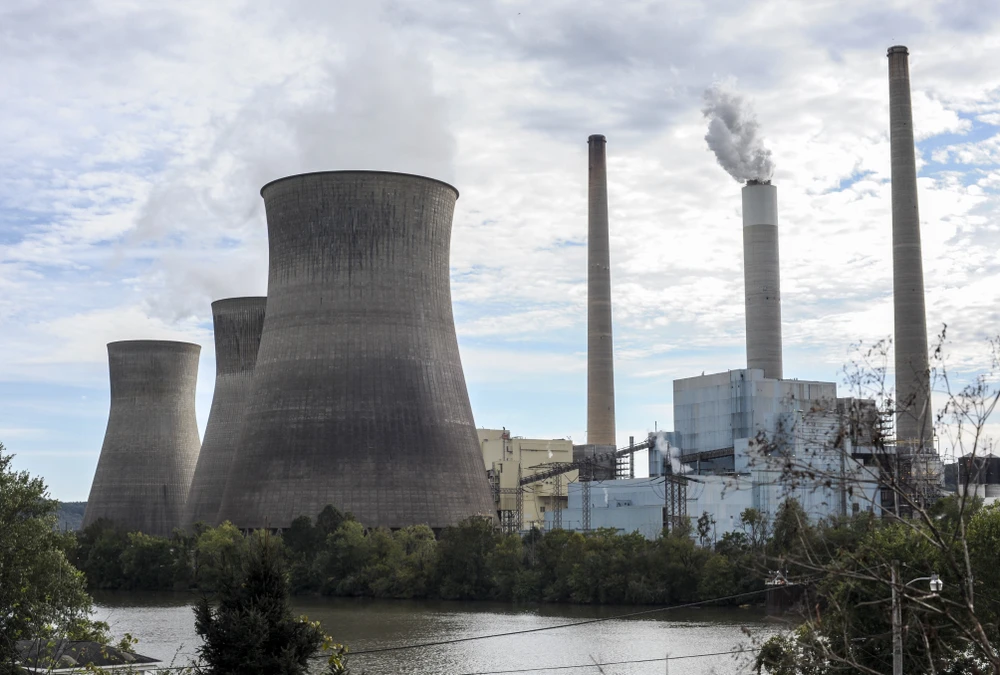 Khí thải bốc lên từ một nhà máy điện ở Winfield, Tây Virginia, Mỹ. (Ảnh: AFP/TTXVN)