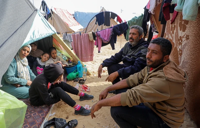 Người dân tại khu lều tạm ở Rafah, Dải Gaza, ngày 8/12/2023. (Ảnh: THX/TTXVN) 