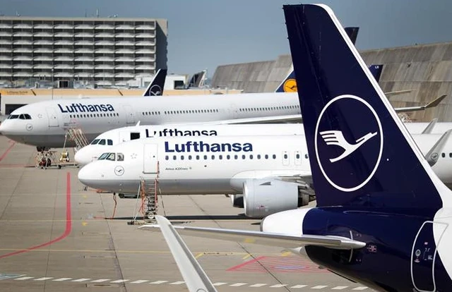 Các máy bay của Hãng hàng không Lufthansa đậu tại sân bay ở Frankfurt am Main, Đức. (Ảnh: AFP/TTXVN) 