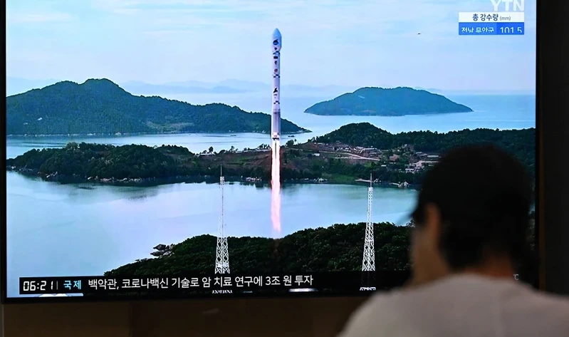 Người dân theo dõi bản tin về vụ phóng vệ tinh của Triều Tiên qua truyền hình ở Seoul, Hàn Quốc ngày 24/8. (Ảnh: AFP/TTXVN) 