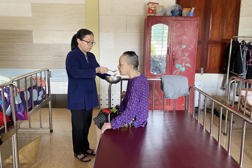 Chăm sóc người già neo đơn tại Trung tâm từ thiện Thiên Ân thuộc giáo xứ Tràng Lưu, xã Lộc Yên (Hương Khê, Hà Tĩnh). (Ảnh: Hữu Quyết/TTXVN)