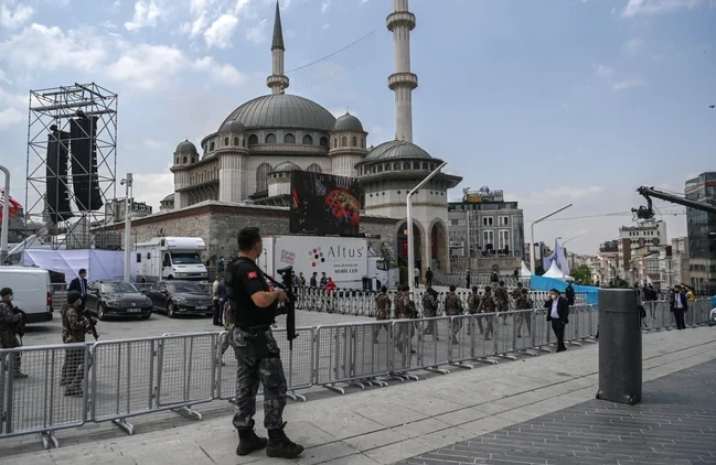 Cảnh sát tăng cường tuần tra tại Istanbul, Thổ Nhĩ Kỳ. (Ảnh: AFP/TTXVN) 