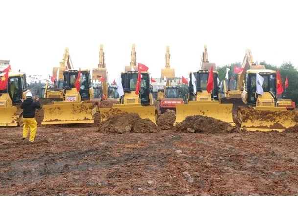 Các phương tiện khởi động thi công Dự án thành phần cao tốc đoạn Vạn Ninh-Cam Lộ tháng 1/2023. (Ảnh: Nguyên Lý/TTXVN) 