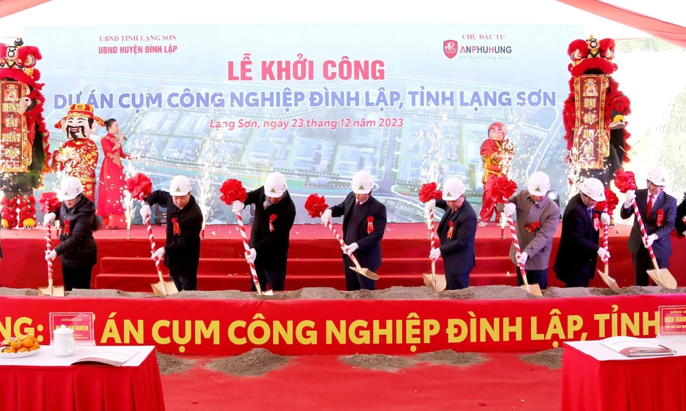 Các đại biểu thực hiện nghi lễ khởi công dự án Cụm công nghiệp Đình Lập. (Ảnh: Quang Duy/TTXVN)