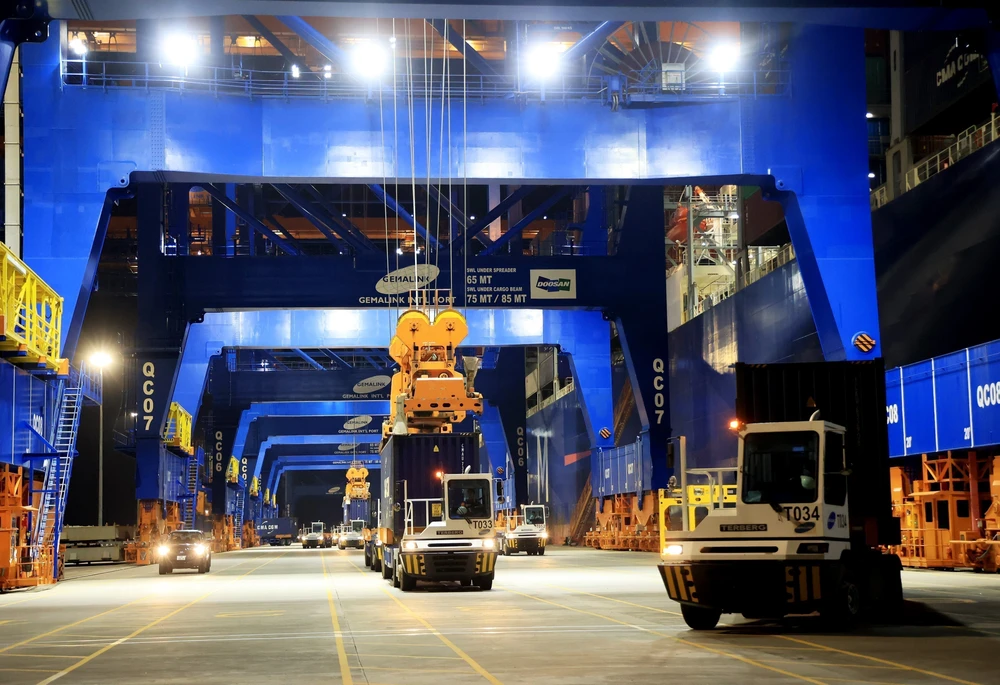 Vận chuyển container hàng xuất nhập khẩu tại Cảng quốc tế Gemalink, thị xã Phú Mỹ, tỉnh Bà Rịa-Vũng Tàu. (Ảnh: Hồng Đạt /TTXVN)