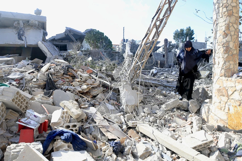 Tòa nhà bị phá hủy sau cuộc không kích của Israel xuống Naqoura, Liban, ngày 4/1/2024. (Ảnh: THX/TTXVN)