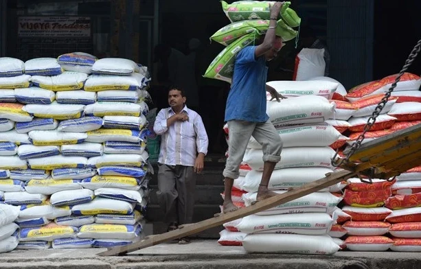 Công nhân vận chuyển gạo tại nhà kho ở Bangalore, Ấn Độ. (Ảnh: AFP/TTXVN) 