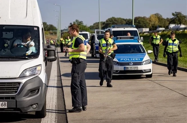 Cảnh sát Đức kiểm tra các phương tiện tại khu vực Frankfurt Oder, biên giới với Ba Lan, ngày 28/9/2023. (Ảnh: AFP/TTXVN) 