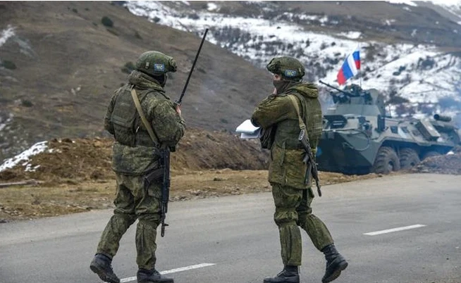Binh sỹ giữ gìn hòa bình Nga gác tại một trạm kiểm soát trên tuyến đường ở thị trấn Stepanakert, sau khi giao tranh bùng phát giữa Azerbaijan và Armenia liên quan khu vực tranh chấp Nagorny-Karabakh, ngày 26/11/2020. (Ảnh: AFP/TTXVN) 
