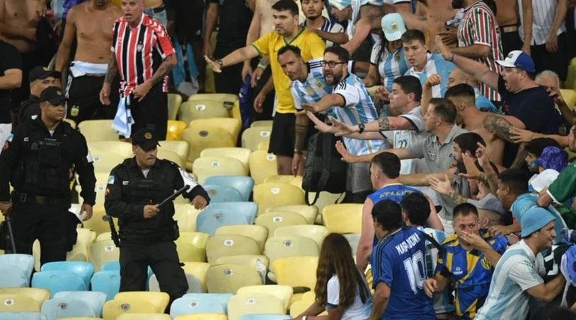 Cảnh sát Brazil và người hâm mộ Argentina trên khán đài. (Ảnh: AFP) 