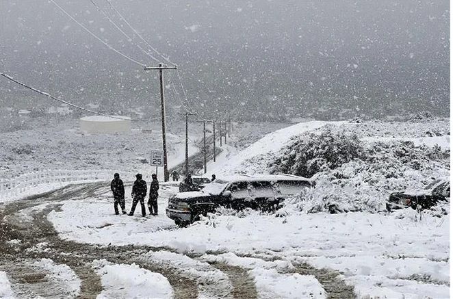 Tuyết bao phủ trên nhiều tuyến đường tại Rancho Cucamonga, California, Mỹ, ngày 25/2/2023. (Ảnh: AFP/TTXVN) 