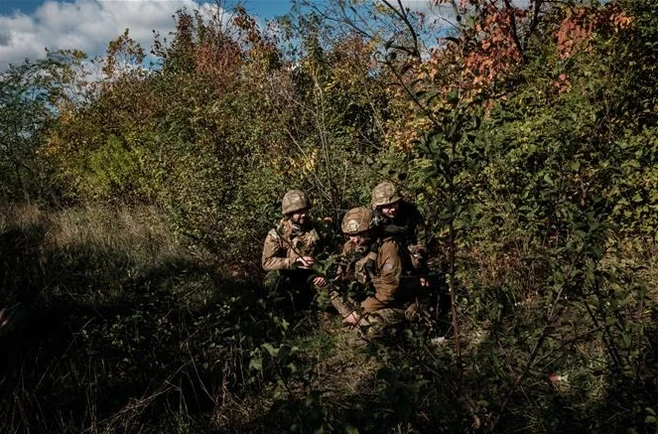 Binh sỹ Ukraine làm nhiệm vụ tại vùng Donetsk, ngày 12/10/2022. (Ảnh: AFP/TTXVN) 