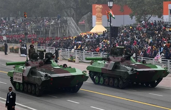 Các xe tăng tham gia cuộc diễu hành nhân kỷ niệm 74 năm Ngày Cộng hòa tại thủ đô New Delhi, Ấn Độ ngày 26/1/2023. (Ảnh: AFP/TTXVN) 