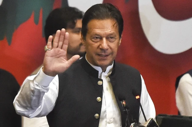 Cựu Thủ tướng Imran Khan phát biểu tại Lahore, Pakistan. (Ảnh: AFP/TTXVN) 