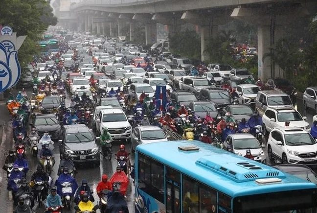 Ùn tắc tại đường Nguyễn Trãi, đoạn gần ngã tư hầm chui Khuất Duy Tiến, quận Thanh Xuân. (Ảnh: Huy Hùng/TTXVN) 