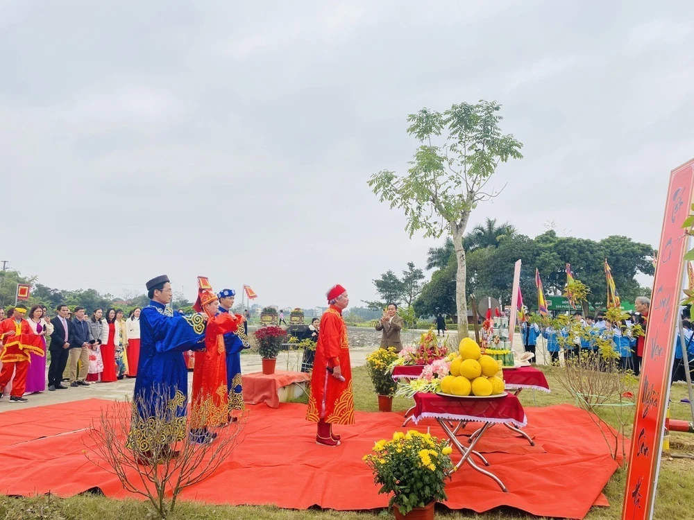 Trung tâm Bảo tồn di sản Thành nhà Hồ thực hiện các nghi lễ tái hiện lễ thượng nêu ngày Tết. (Ảnh: Hoa Mai/TTXVN)