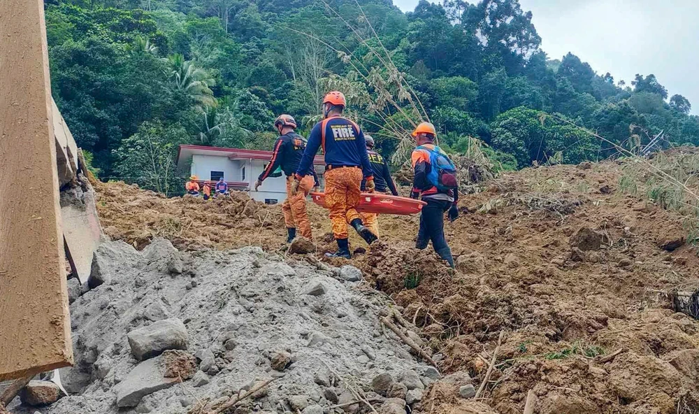 Lực lượng cứu hộ làm nhiệm vụ tại hiện trường vụ lở đất ở tỉnh Davao de Oro, Philippines, ngày 7/2/2024. (Ảnh: THX/TTXVN)