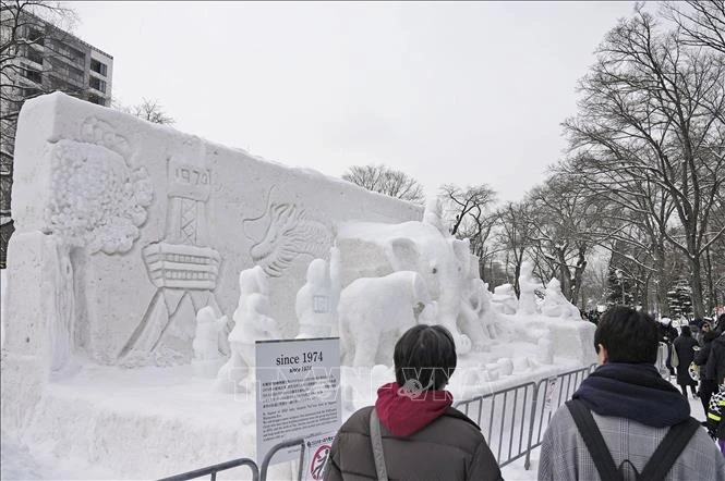 Khách tham quan chiêm ngưỡng các tác phẩm điêu khắc bằng băng tuyết tại Lễ hội Sapporo ở tỉnh Hokkaido, miền Bắc Nhật Bản ngày 4/2/2024. (Ảnh: Kyodo/TTXVN)