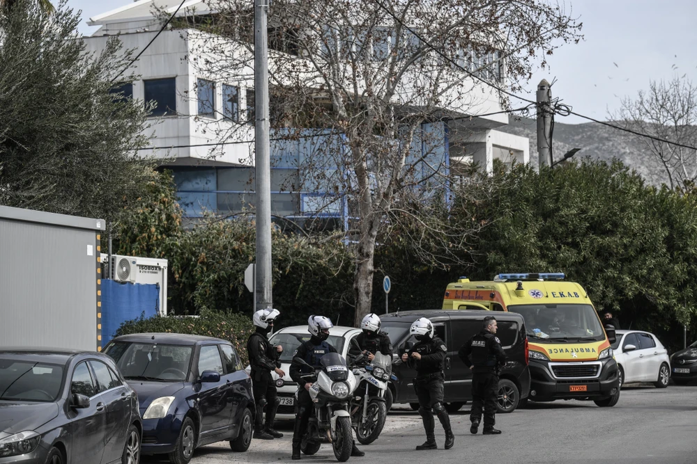 Cảnh sát phong tỏa khu vực bên ngoài công ty vận tải ở Athens, Hy Lạp sau vụ nổ súng ngày 12/2/2024. (Ảnh: AFP/TTXVN)