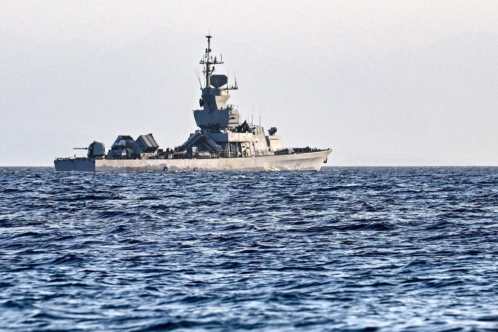 Tàu của hải quân Israel tuần tra ngoài khơi thành phố cảng Eliat, trên Biển Đỏ, ngày 26/12/2023. (Ảnh: AFP/TTXVN)