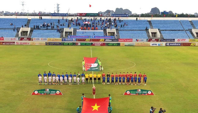 CLB Quảng Nam và Thể Công Viettel làm nghi lễ chào cờ trước khi trận đấu diễn ra. (Ảnh: Quảng Nam FC)