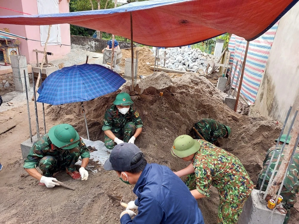 Đội quy tập hài cốt Liệt sỹ (Bộ Chỉ huy Quân sự tỉnh Quảng Bình) đang mở rộng khu vực tìm kiếm tại khu vực vườn nhà ông Phạm Liểu. (Ảnh: TTXVN phát)