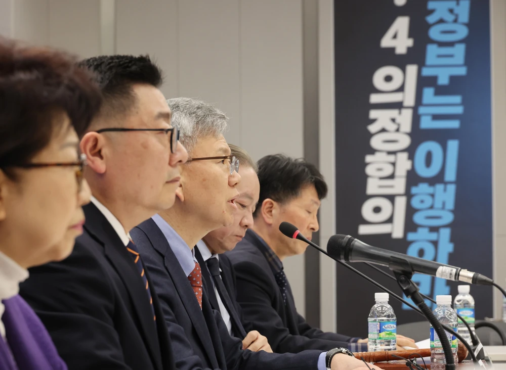 Đại diện Ủy ban khẩn cấp Hiệp hội Y khoa Hàn Quốc (KMA) phát biểu tại một cuộc họp ở Seoul ngày 17/2/2024. (Ảnh: YONHAP/TTXVN)