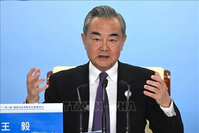 Bộ trưởng Ngoại giao Trung Quốc Vương Nghị phát biểu trong cuộc họp báo ở Bắc Kinh ngày 18/10/2023. (Ảnh: AFP/TTXVN)