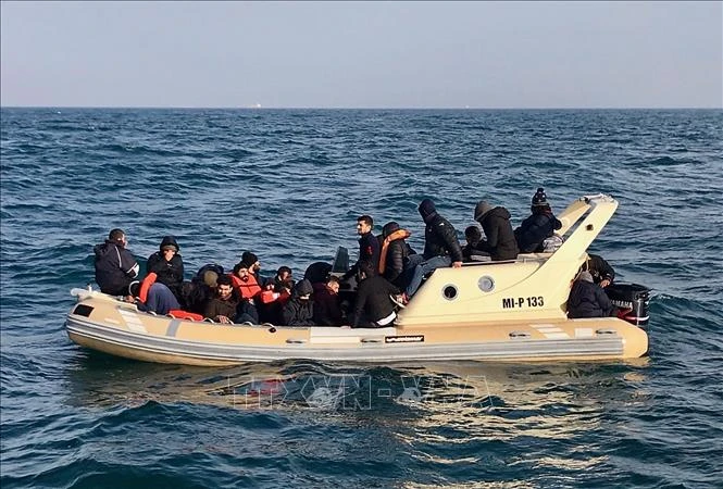 Lực lượng cứu hộ Anh giải cứu người di cư vượt biển. (Ảnh: AFP/TTXVN)