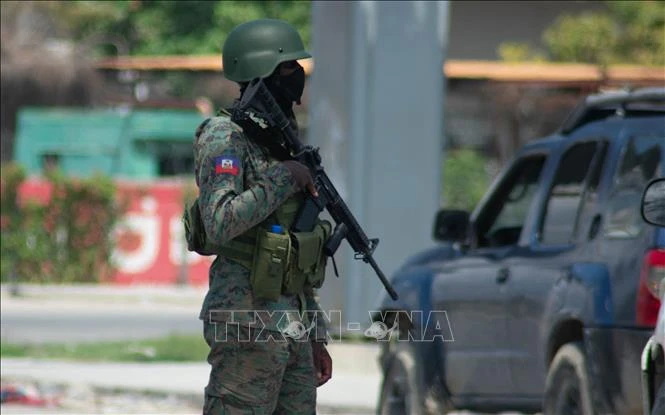 Binh sỹ Haiti gác tại thủ đô Port-au-Prince ngày 6/3/2024. (Ảnh: AFP/TTXVN) 