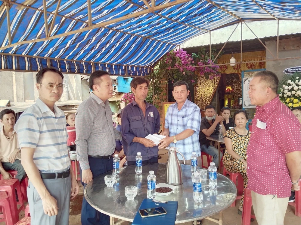 Lãnh đạo Ủy ban Nhân dân huyện Đắk Song thăm hỏi, động viên gia đình nạn nhân bị đuối nước. (Ảnh: TTXVN phát)