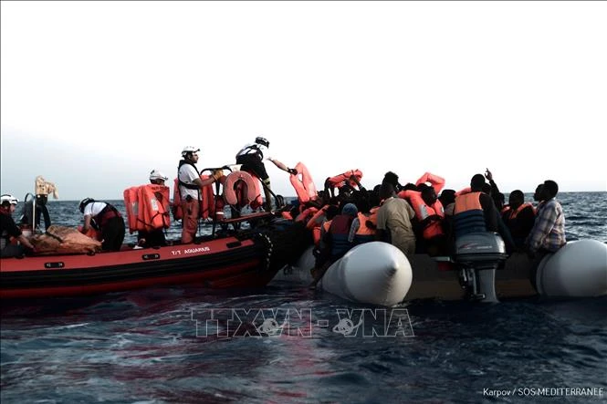 Lực lượng cứu hộ giải cứu người di cư trên vùng biển Địa Trung Hải. (Ảnh tư liệu: AFP/TTXVN)