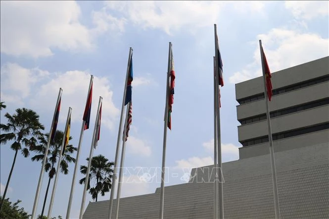 Quốc kỳ 10 nước thành viên ASEAN tung bay tại trụ sở Ban thư ký ASEAN. (Ảnh tư liệu: Hữu Chiến/TTXVN)
