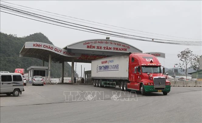 Phương tiện chở hàng xuất khẩu di chuyển ra khu vực chờ thông quan tại cửa khẩu Tân Thanh (Lạng Sơn). (Nguồn: TTXVN)