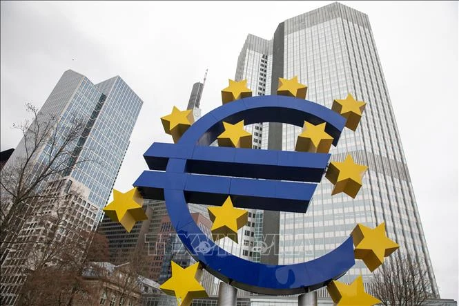 Biểu tượng đồng euro ở phía trước trụ sở Ngân hàng trung ương châu Âu tại Frankfurt am Main, Đức. (Ảnh: AFP/TTXVN)