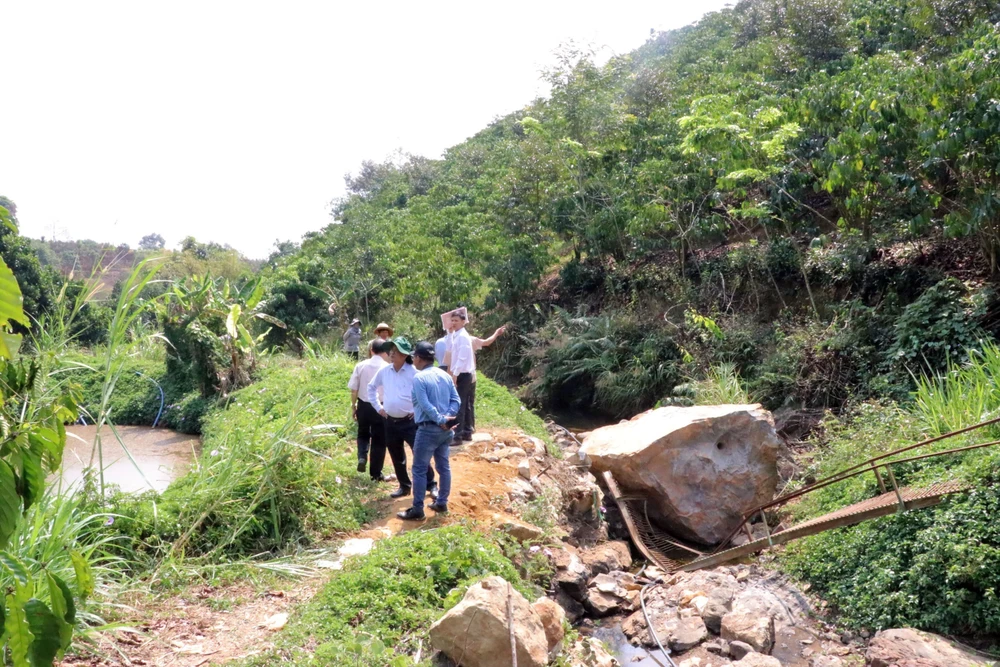 Đoàn công tác của UBND huyện Bảo Lâm tới kiểm tra hiện trường sau khi phóng viên thông báo cho lãnh đạo huyện. (Ảnh: Quốc Hùng/TTXVN phát)