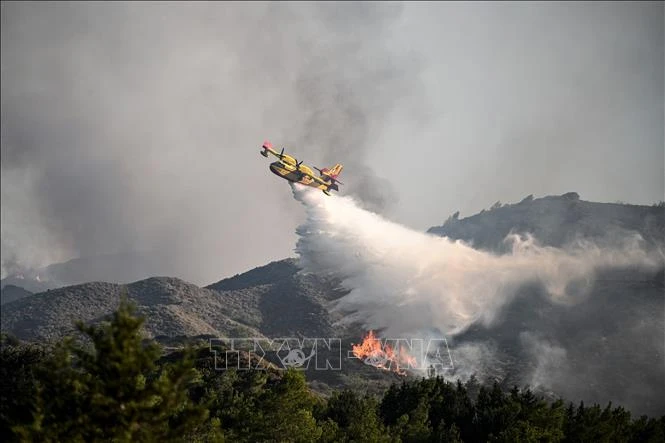 Máy bay cứu hỏa tham gia dập lửa cháy rừng tại đảo Rhodes, Hy Lạp ngày 25/7/2023. (Ảnh: AFP/TTXVN)
